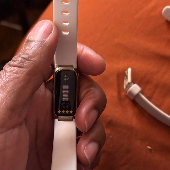 Fitbit Gold and White Smartwatch luxe - Picture 2 of 2